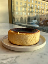 Załaduj obraz do przeglądarki galerii, Sernik baskijski na zamówienie
