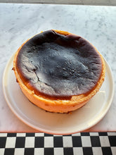 Załaduj obraz do przeglądarki galerii, Sernik baskijski na zamówienie