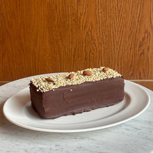 Załaduj obraz do przeglądarki galerii, Piernik staropolski z praliną orzechową i powidłami śliwkowymi