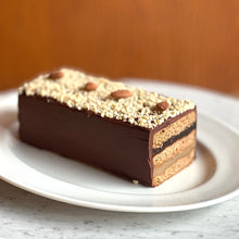 Załaduj obraz do przeglądarki galerii, Piernik staropolski z praliną orzechową i powidłami śliwkowymi