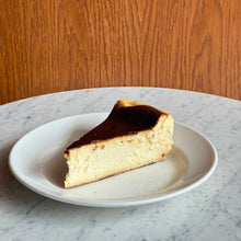 Załaduj obraz do przeglądarki galerii, Sernik baskijski | porcja