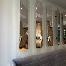 Załaduj obraz do przeglądarki galerii, Lustro ścienne, ruchome na dystansie - idealne do aranżacji wnętrza