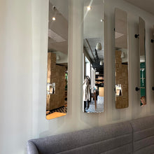 Załaduj obraz do przeglądarki galerii, Lustro ścienne, ruchome na dystansie - idealne do aranżacji wnętrza