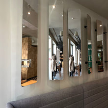 Załaduj obraz do przeglądarki galerii, Lustro ścienne, ruchome na dystansie - idealne do aranżacji wnętrza