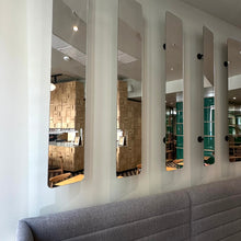 Załaduj obraz do przeglądarki galerii, Lustro ścienne, ruchome na dystansie - idealne do aranżacji wnętrza