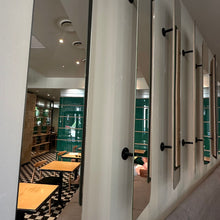 Załaduj obraz do przeglądarki galerii, Lustro ścienne, ruchome na dystansie - idealne do aranżacji wnętrza