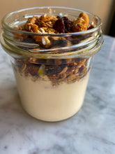 Załaduj obraz do przeglądarki galerii, Domowa granola z naturalnym jogurtem