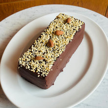 Załaduj obraz do przeglądarki galerii, Piernik staropolski z praliną orzechową i powidłami śliwkowymi
