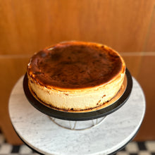 Załaduj obraz do przeglądarki galerii, Sernik baskijski na zamówienie - dostępny też na święta
