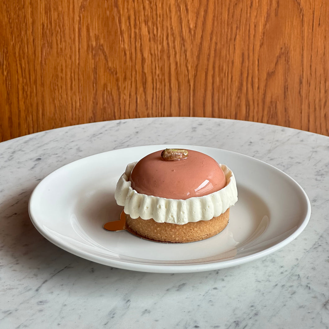 Tarta z rabarbarowym cremeux i kremem chantilly