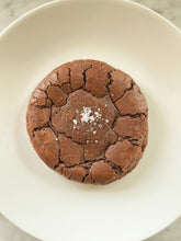 Załaduj obraz do przeglądarki galerii, Chocolate cookie z solą morską
