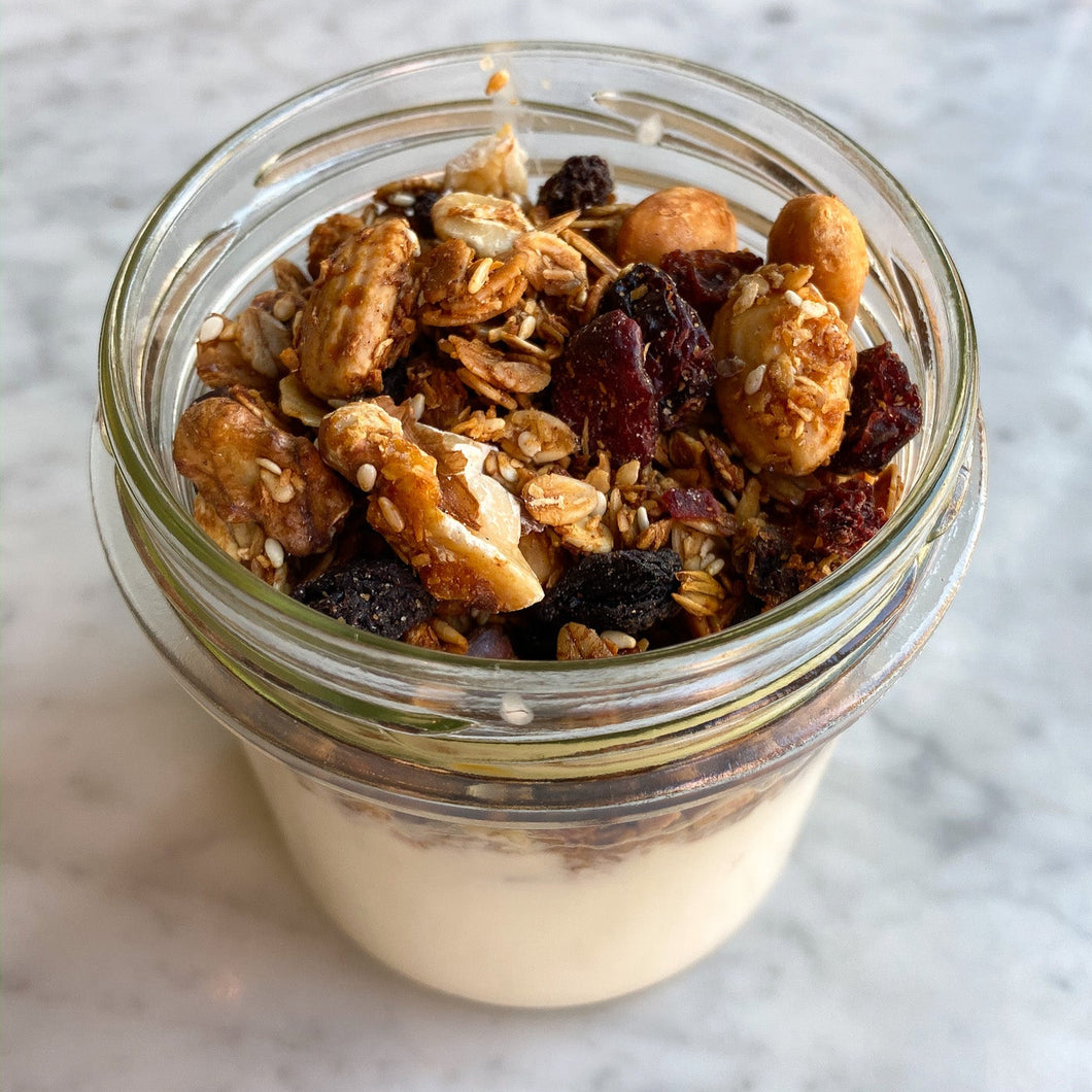Domowa granola z naturalnym jogurtem